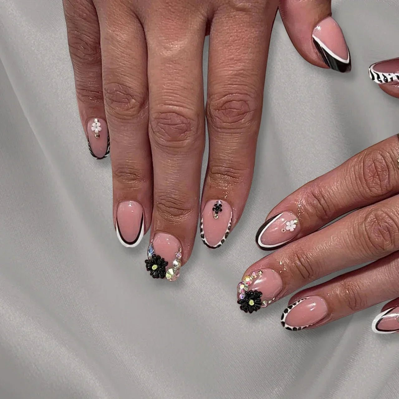 24pcs Press - On Nails — Short Almond Bowknot & French Tip Sweet Nail Set - Mzunye