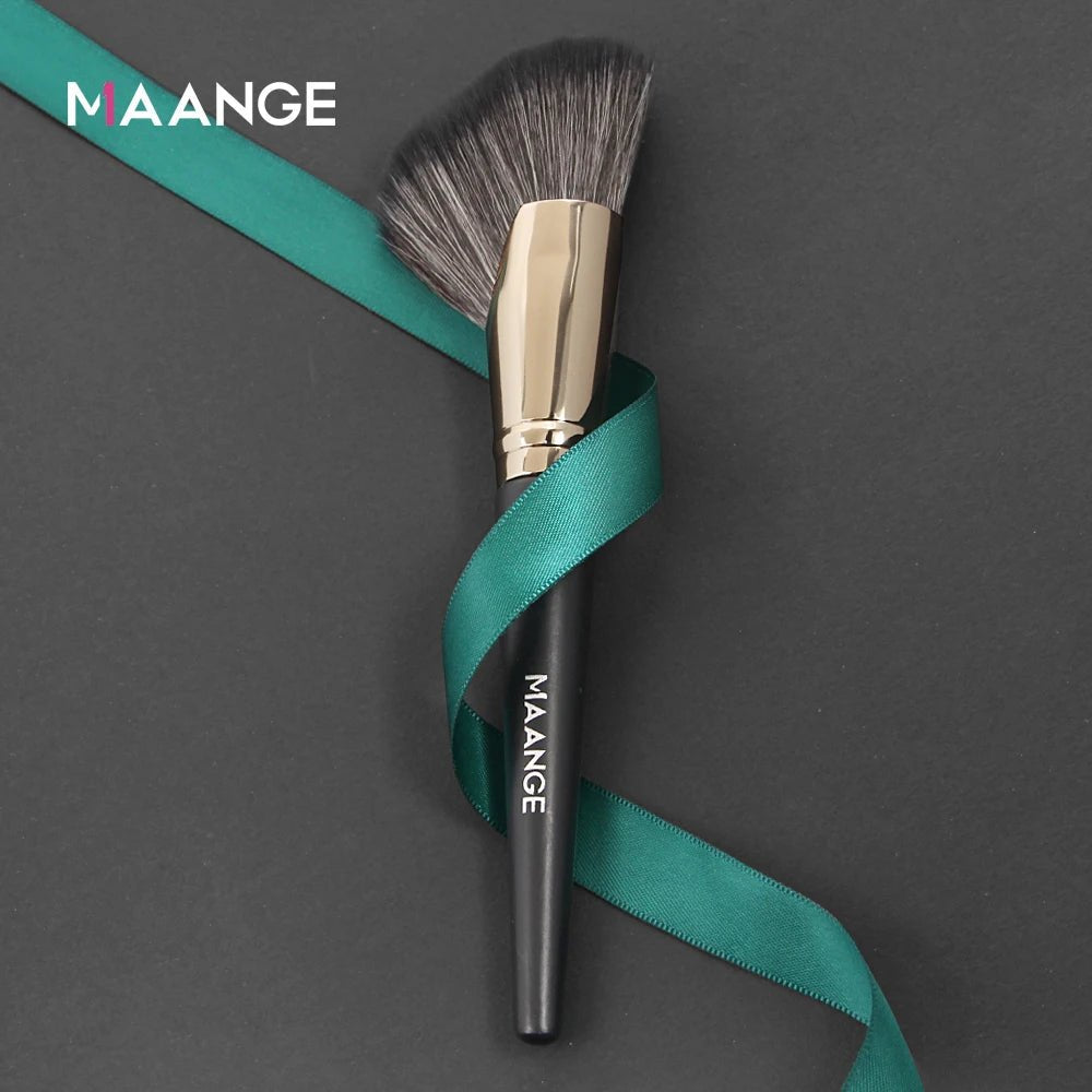 💄 Angled Blush & Bronzer Brush - Mzunye